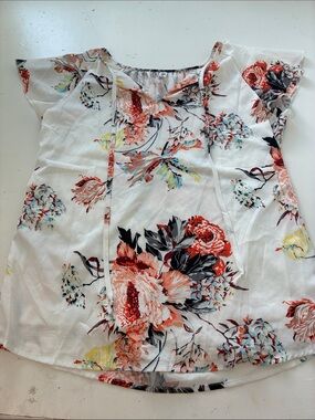 SimpleFun Medium Short Sleeve White Floral Flutter Sleeve Blouse